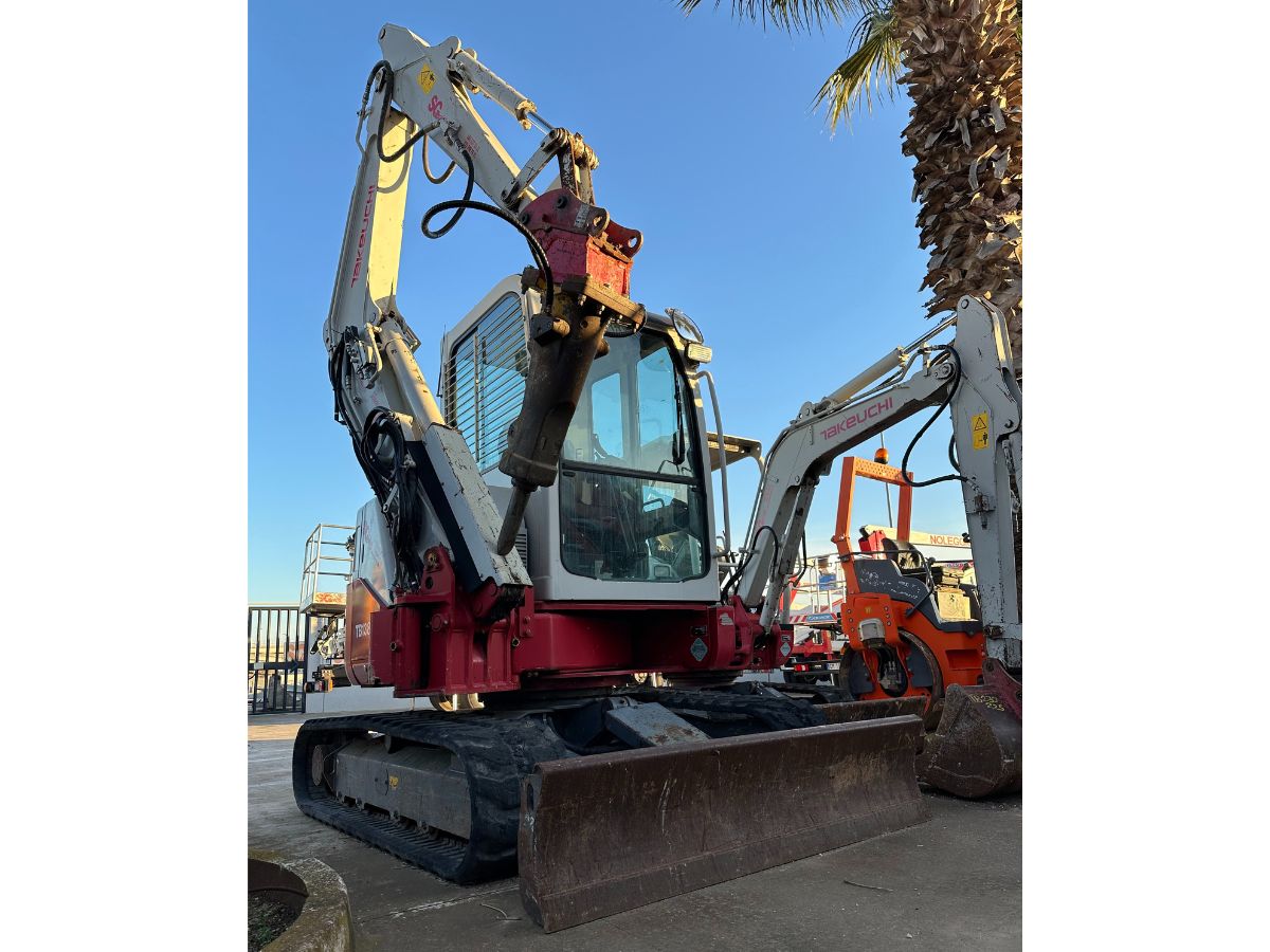 MINI ESCAVATORE GIROSAGOMA TAKEUCHI TB138FR
