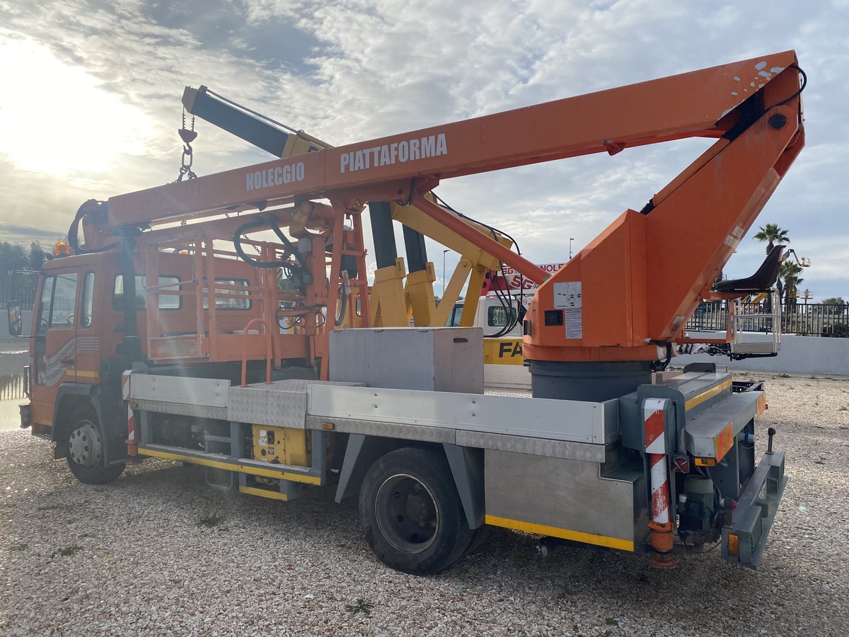 PIATTAFORMA AEREA AUTOCARRATA SIMON VT270 CON AUTOCARRO VOLVO FL6 TURBO TARGA BOG38891 TELAIO YB1E6A818NB490269 USATA